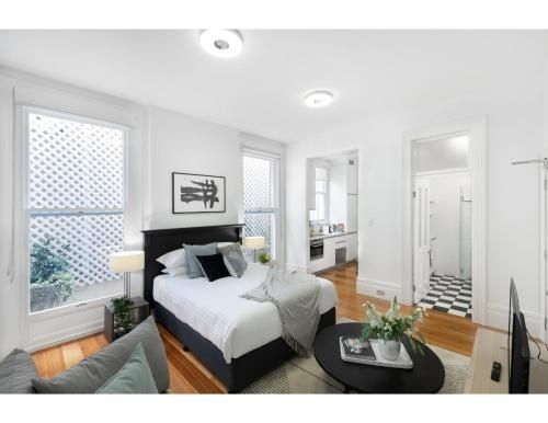 Renovated studio in bohemian area close to city0