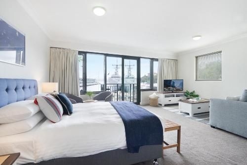 King size studio with water view, walk to the city0