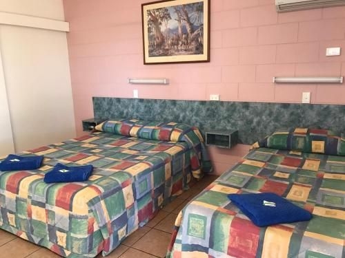 Wagon Wheel Motel2