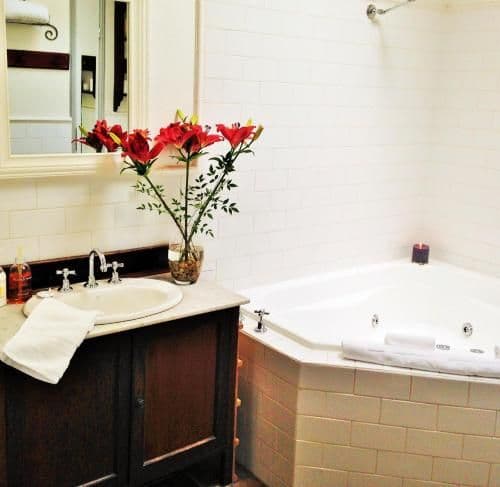 Deluxe Queen Suite