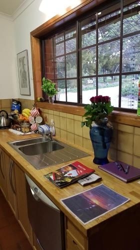 Barossa Glen ~ Henri's Cottage ~ Bed & Breakfast2