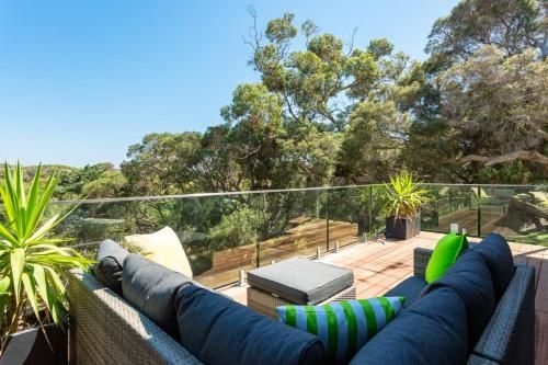 At Agnes Ave: coastal views0