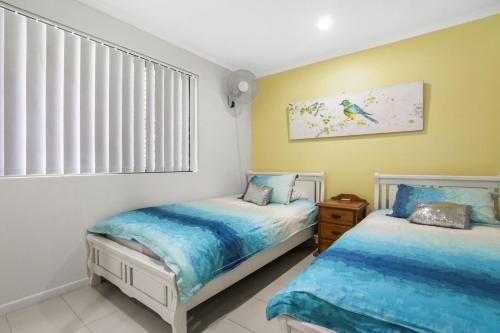 Golden Shores Unit 1, 21 Landsborough Parade4