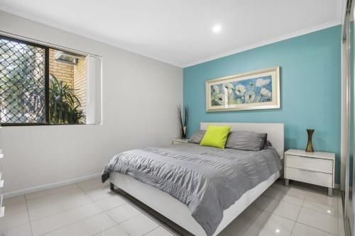 Golden Shores Unit 1, 21 Landsborough Parade3
