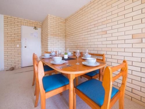 Golden Shores Unit 3, 21 Landsborough Parade2