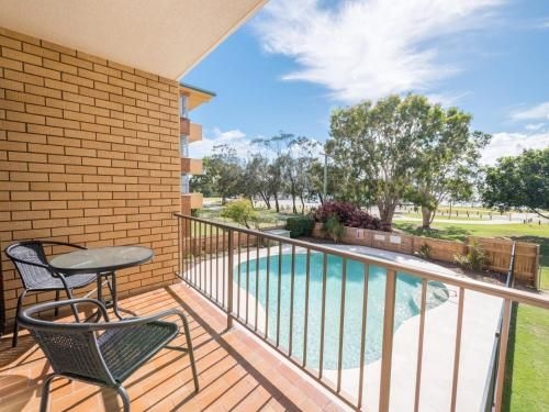 Golden Shores Unit 3, 21 Landsborough Parade1