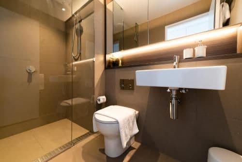 Sky High Two-Bedroom Two Bathroom Apartment with Harbour Views