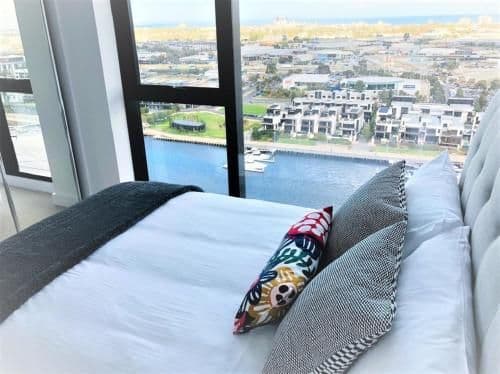 Sky High Three-Bedroom Two Bathroom Apartment with Dual Harbour Views