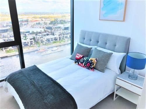 Sky High Three-Bedroom Two Bathroom Apartment with Dual Harbour Views