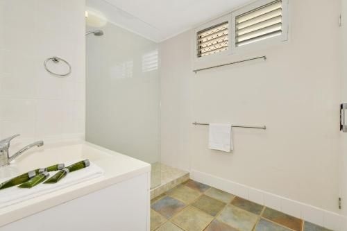 2 Bedroom Top Floor Unit - Ocean Views and Pool3