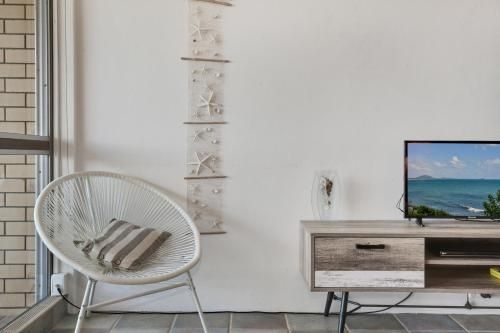 2 Bedroom Top Floor Unit - Ocean Views and Pool2
