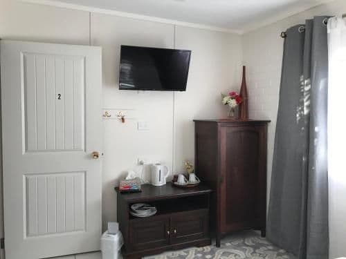 Deluxe Art Queen Room