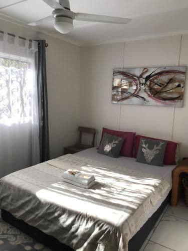 Deluxe Art Queen Room