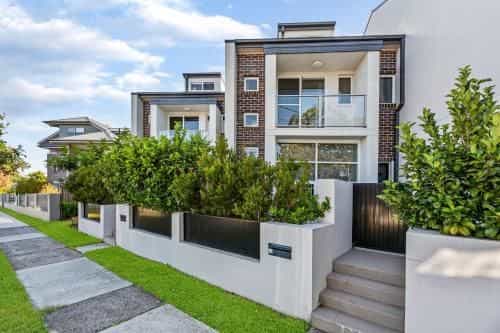 Relax in a Spacious & Modern Townhouse in Asquith