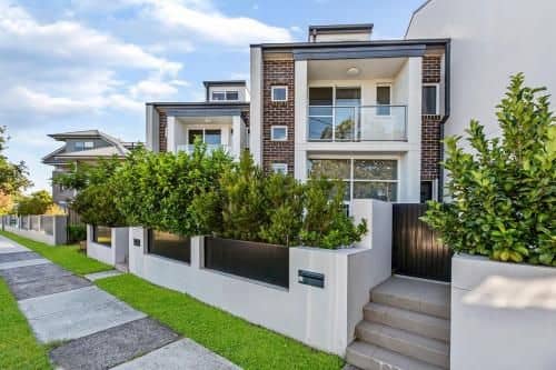 Relax in a Spacious & Modern Townhouse in Asquith Relax in a Spacious & Modern Townhouse in Asquith