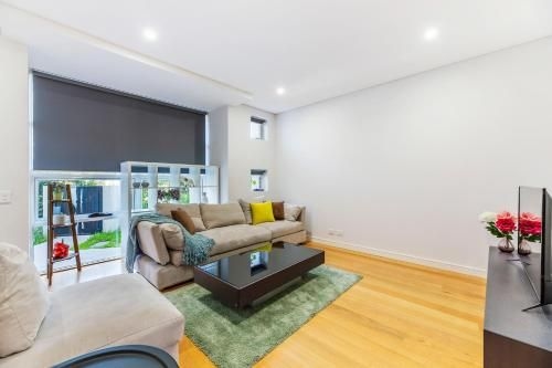 Relax in a Spacious & Modern Townhouse in Asquith3