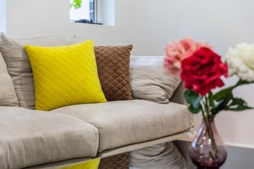 Relax in a Spacious & Modern Townhouse in Asquith1