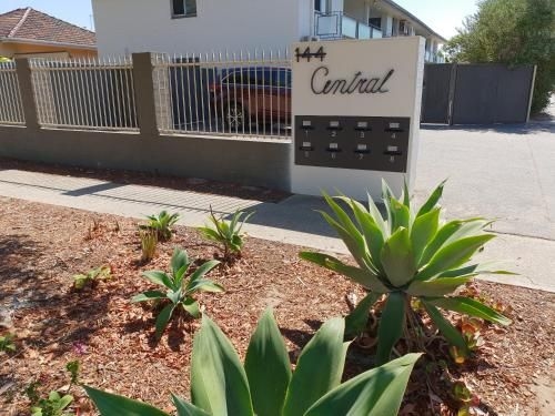 Mt.Lawley Superb 2 BR location Comfort, style 34