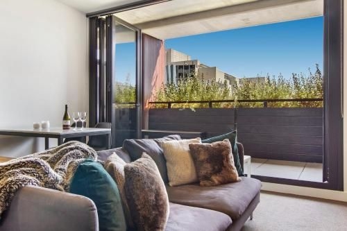 Convenient city apartment with resort-style extras4