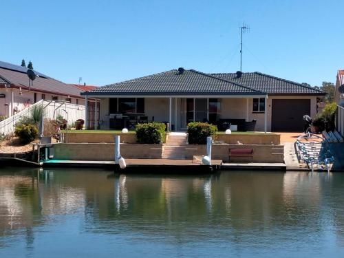 Waterfront Haven with jetty, mooring and WiFI4