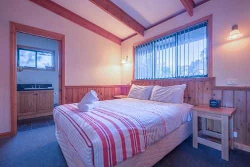 Freycinet Timber Cottage 1 - Bluestone1