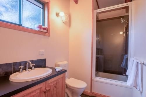 Freycinet Timber Cottage 1 - Bluestone3