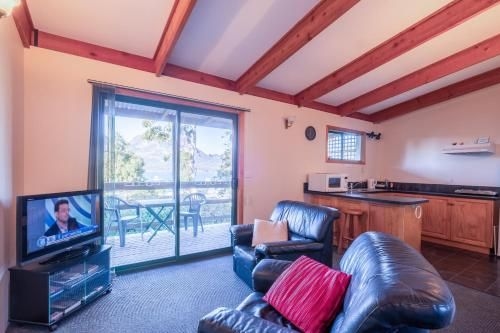 Freycinet Timber Cottage 1 - Bluestone4
