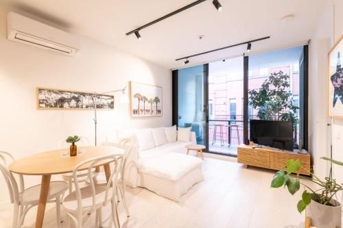 Trendy 1 Bedroom Apartment In The Heart Of Collingwood0