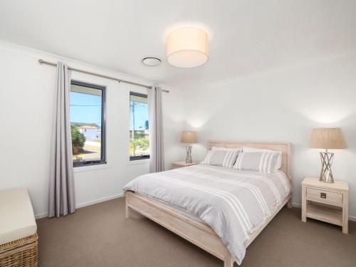 Lakeside Luxury - 13 Lake Street4