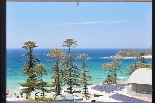 Panoramic Ocean Views in Stylish Manly Apartment1