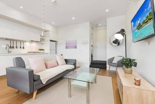 Light-Filled Beachside Apartment in Trendy Area Light-Filled Beachside Apartment in Trendy Area