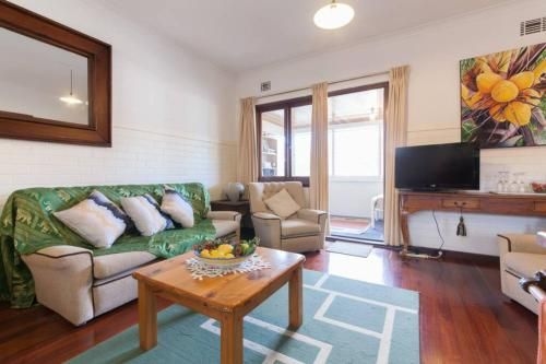 B8 Cafes, Resturants, UWA close to SCGH3