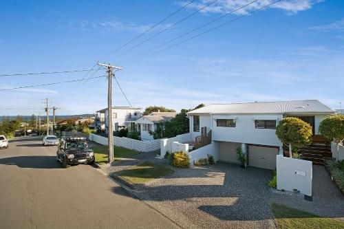 Minutes walk to Peregian Beach and surf! - Unit 1/28 Pelican Street0