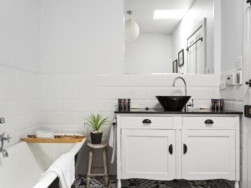 Bluestone Cottage Launceston-hosted by: LAbode (Bluestone Cottage Launceston-hosted by LAbode)4