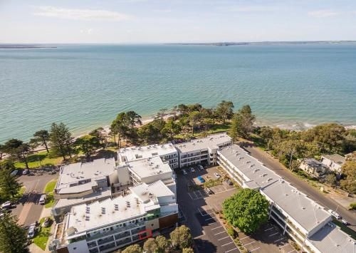 FAMILY ISLAND GETAWAY - BEACHFRONT APARTMENT0