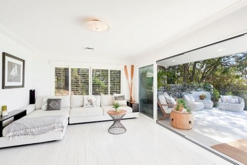 Stunning Oceanview Retreat Between Beach and Bush0