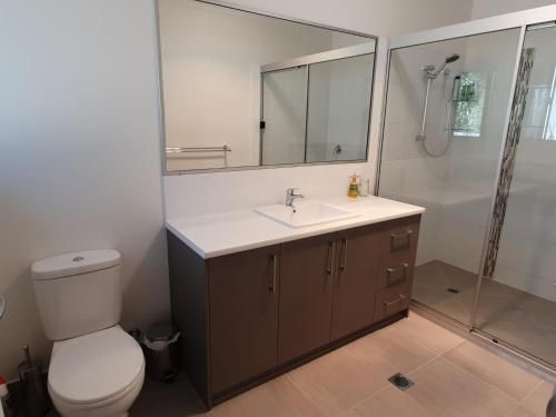 26 Satinwood Drive- Low set modern, sleeps 80