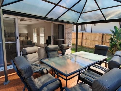 26 Satinwood Drive- Low set modern, sleeps 82