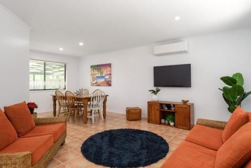 13 Orania Court, Rainbow Shores - Pool, sleeps 8, air conditioning, fire pit4