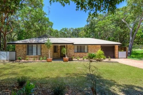 13 Orania Court, Rainbow Shores - Pool, sleeps 8, air conditioning, fire pit1