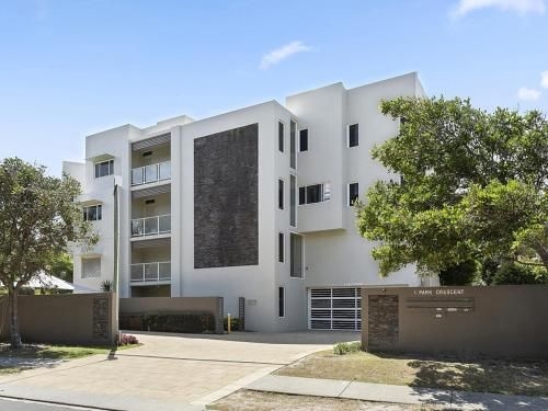 Relax in stylish comfort, Sunshine Beach1