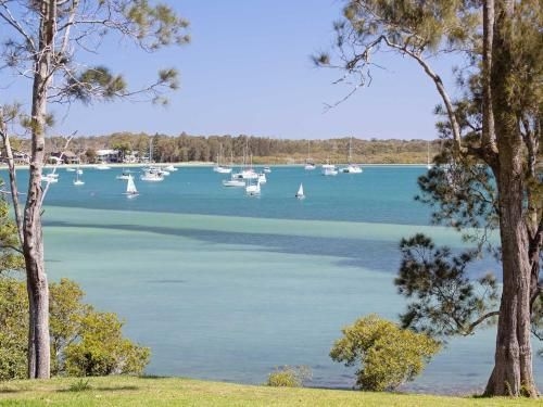 'Corlette Waterfront', 2/44 Danalene Parade - Waterfront Luxury, WIFI, Aircon, Boat Parking0