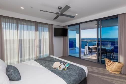 Three-Bedroom Apartment - Free Parking
