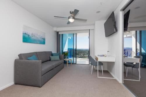 Three-Bedroom Apartment - Free Parking