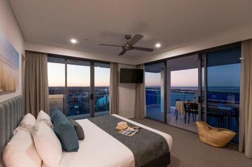 Three-Bedroom Apartment - Free Parking