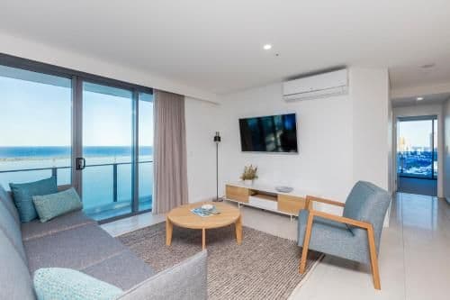 Three-Bedroom Apartment - Free Parking