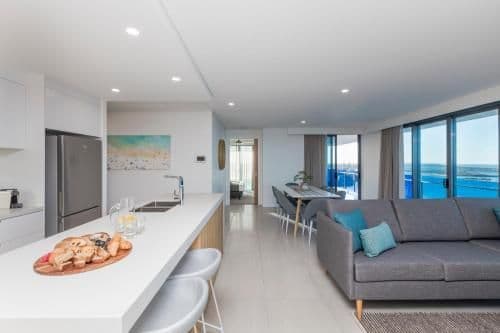 Three-Bedroom Apartment - Free Parking