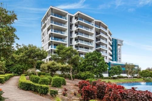 Lakeside Family Oasis with Pool, Gym and Balcony4