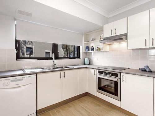 10 'Carindale' 19 Dowling St - Ground Floor Unit with WIFI, Foxtel and Linen1