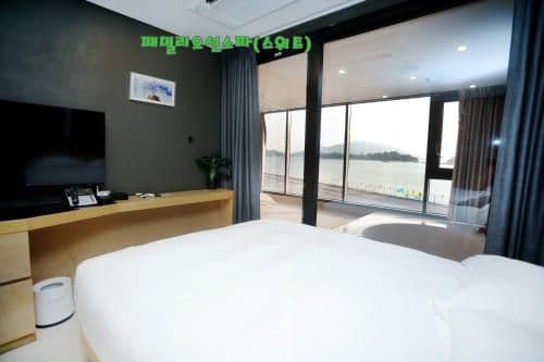 Queen Suite with Sea View - Hotel Type